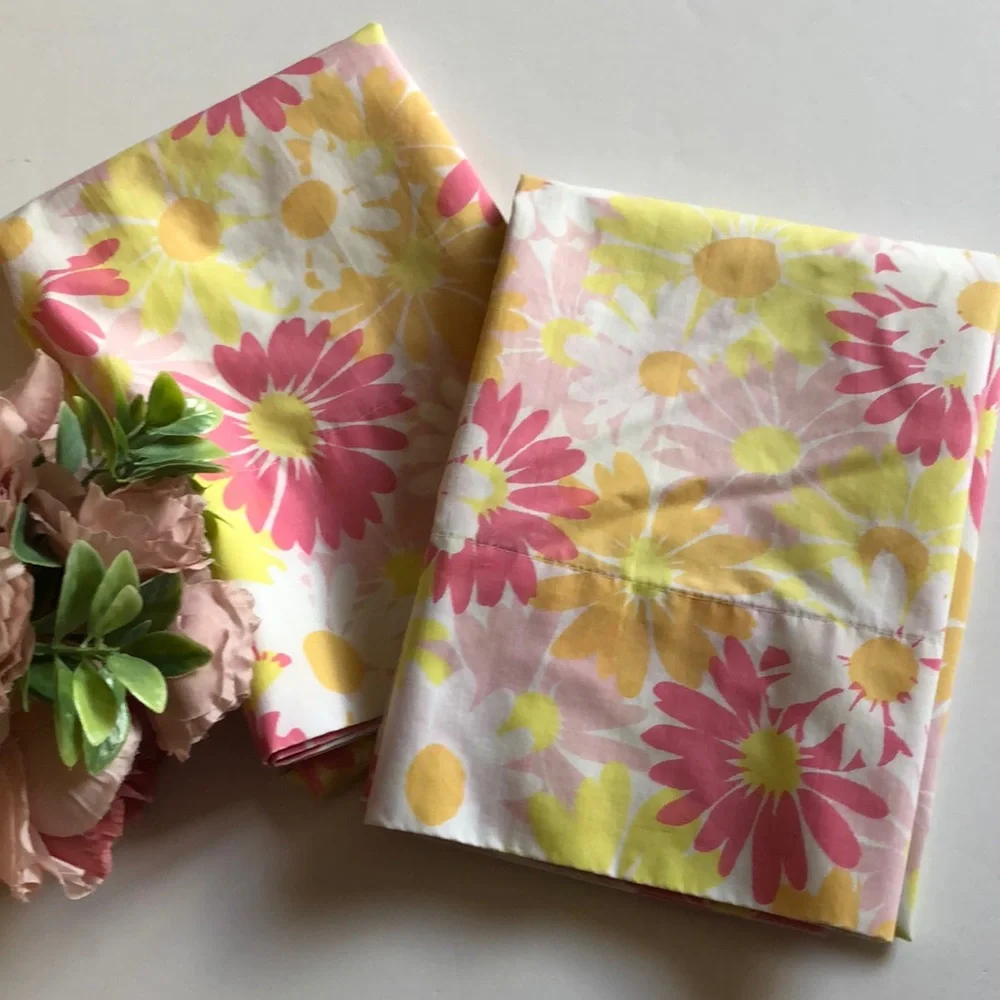 Pequot Floral Pillowcase Set 1970s Pink and Yellow Daisies Pequot Pillowcase